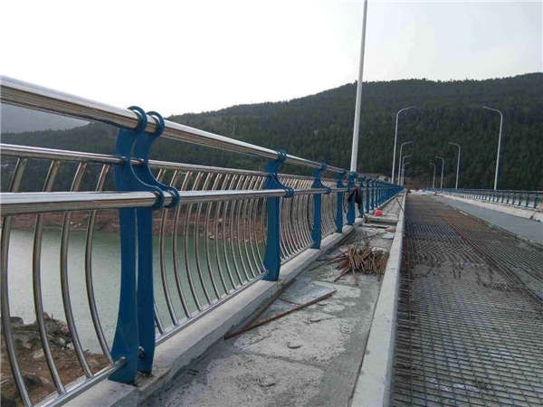 六安不锈钢桥梁护栏的特点及其在桥梁安全中的重要作用