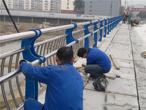 六安不锈钢河道护栏的特性及其在城市景观中的应用